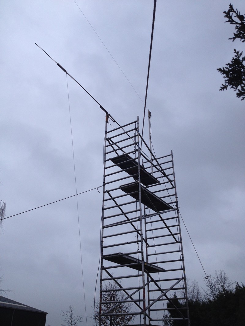 De steiger met daar in de 160m dipool en de FB13 voor 10 meter.
